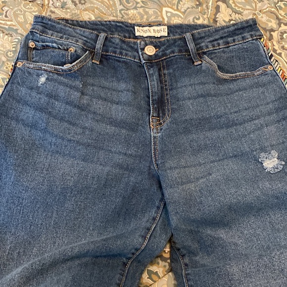 Cute embroidered jeans - Picture 2 of 4